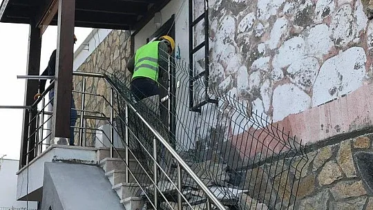 Furkan'ın ölümüne sebep olan cephe kaplamaları kaldırılıyor
