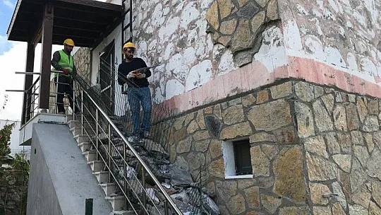 Furkan'ın ölümüne sebep olan cephe kaplamaları kaldırılıyor