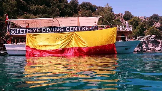 Denizin altında şampiyonluk kutlaması