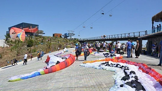 Gazeteciler, Basın Bayramını gökyüzünde kutladı