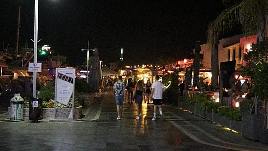 Gece 24.00'ten sonra Marmaris'te sadece insan sesi vardı
