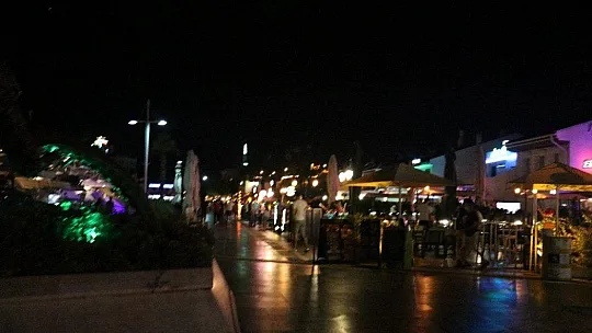 Gece 24.00'ten sonra Marmaris'te sadece insan sesi vardı