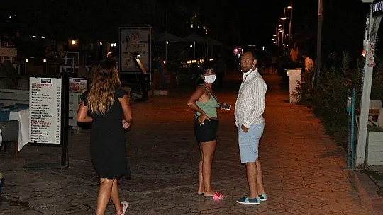 Gece 24.00'ten sonra Marmaris'te sadece insan sesi vardı