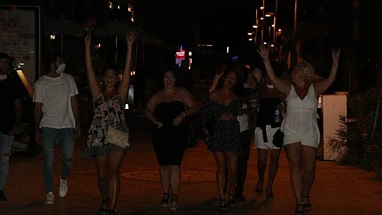 Gece 24.00'ten sonra Marmaris'te sadece insan sesi vardı