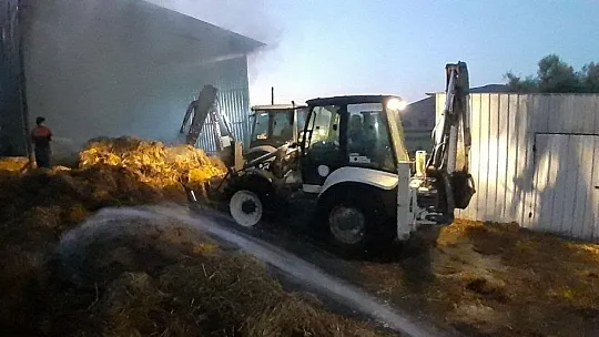 Gece yarısı meydana gelen samanlık yangını söndürüldü