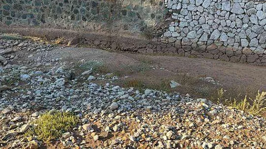 GEÇTİĞİMİZ KIŞ SELİN VURDUĞU İÇMELER MAHALLESİ SAKİNLERİ DERE YATAKLARI TEMİZLENSİN İSTİYOR