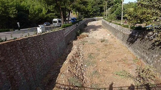 GEÇTİĞİMİZ KIŞ SELİN VURDUĞU İÇMELER MAHALLESİ SAKİNLERİ DERE YATAKLARI TEMİZLENSİN İSTİYOR