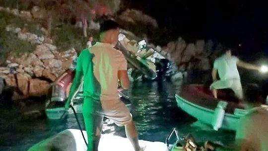 Göcek'te lastik bot kayalıklara çarptı: 2 yaralı