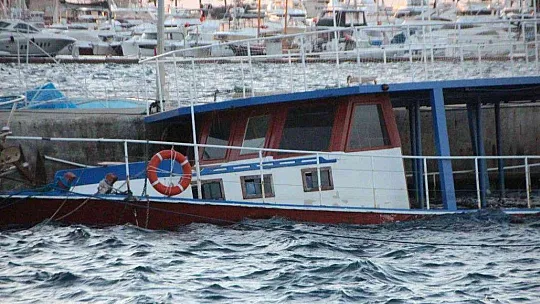 Göçmen kaçakçılığında kullanılan tekne battı