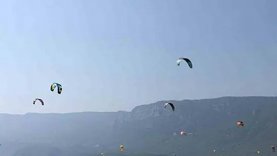 Gökova Körfezi'ni kitesurfçüler renklendiriyor