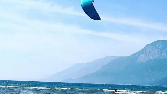 Gökova Körfezi'ni kitesurfçüler renklendiriyor