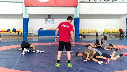 Grekoromen Yıldızlar Güreş Milli Takımı'nın Köyceğiz kampı sürüyor