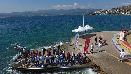 Güllük Körfezi'ne 30 bin levrek balığı yavrusu bırakıldı