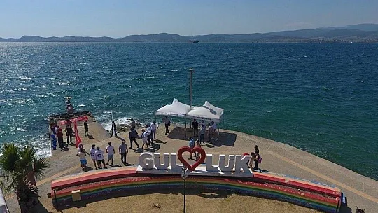 Güllük Körfezi'ne 30 bin levrek balığı yavrusu bırakıldı