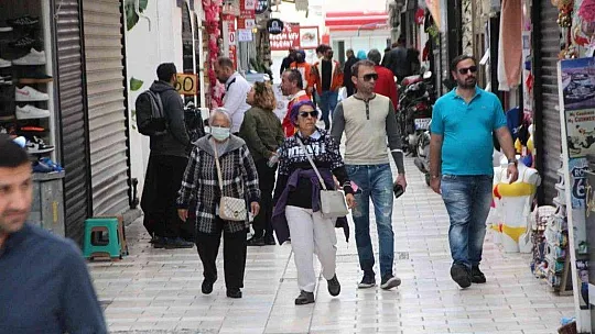 Güneş çıkınca soluğu denizde aldılar