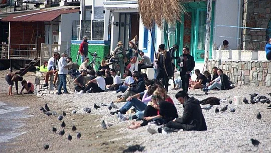 Güzel havayı gören vatandaşlar sahile koştu, maske ve mesafe unutuldu