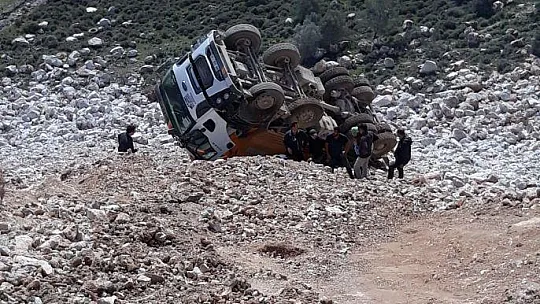 Hafriyat kamyonu uçuruma yuvarlandı