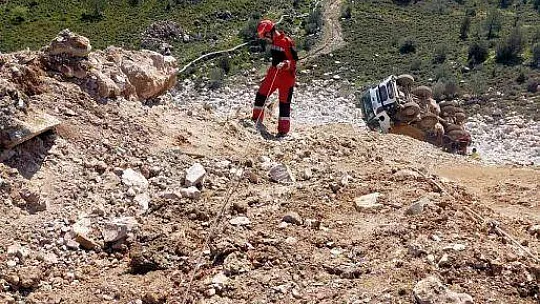 Hafriyat kamyonu uçuruma yuvarlandı