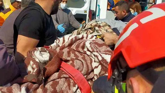 Hafriyat kamyonu uçuruma yuvarlandı