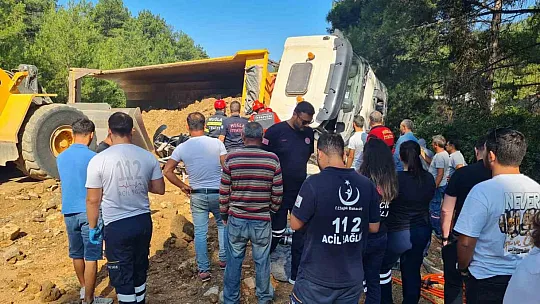Kamyon minibüsün üzerine devrildi: 1 ölü, 2 yaralı
