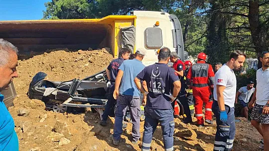 Kamyon minibüsün üzerine devrildi: 1 ölü, 2 yaralı