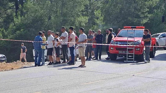 Kamyon minibüsün üzerine devrildi: 1 ölü, 2 yaralı
