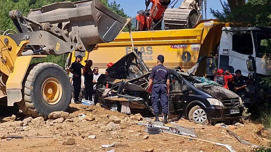 Kamyon minibüsün üzerine devrildi: 1 ölü, 2 yaralı
