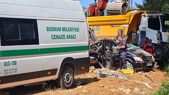 Kamyon minibüsün üzerine devrildi: 1 ölü, 2 yaralı