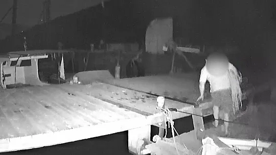 Halat çalarken kameraya yakalandı