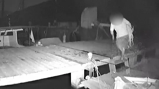 Halat çalarken kameraya yakalandı