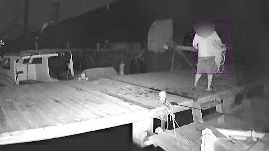 Halat çalarken kameraya yakalandı