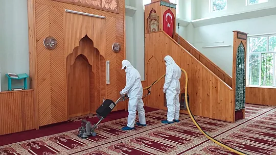 Camiler ve belirlenen noktalarda hummalı çalışma sürüyor