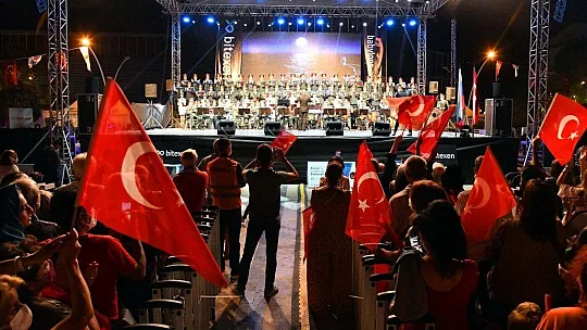 Haluk Levent ve Kızılordu Korosu, Fethiye'de Cumhuriyet marşlarını seslendirdi
