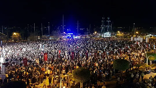 Haluk Levent ve Kızılordu Korosu, Fethiye'de Cumhuriyet marşlarını seslendirdi