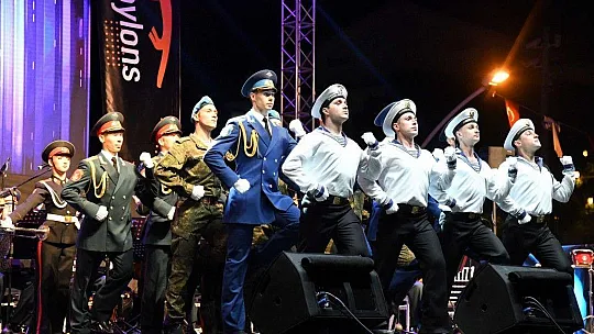 Haluk Levent ve Kızılordu Korosu, Fethiye'de Cumhuriyet marşlarını seslendirdi