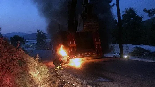 Hareket halindeki tır alev aldı