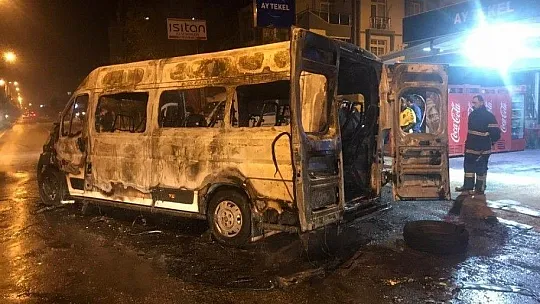 Hastane servisi alevlere teslim oldu, sağlık çalışanları son anda kurtuldu