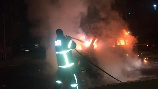 Hastane servisi alevlere teslim oldu, sağlık çalışanları son anda kurtuldu