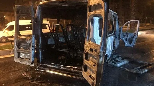 Hastane servisi alevlere teslim oldu, sağlık çalışanları son anda kurtuldu