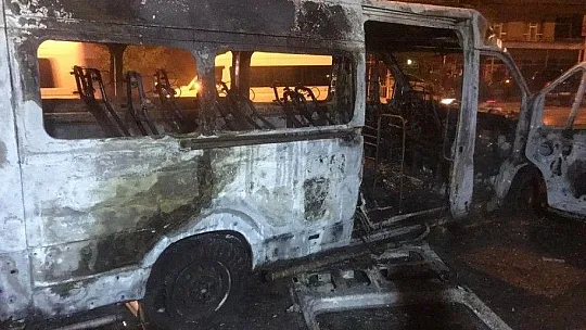 Hastane servisi alevlere teslim oldu, sağlık çalışanları son anda kurtuldu