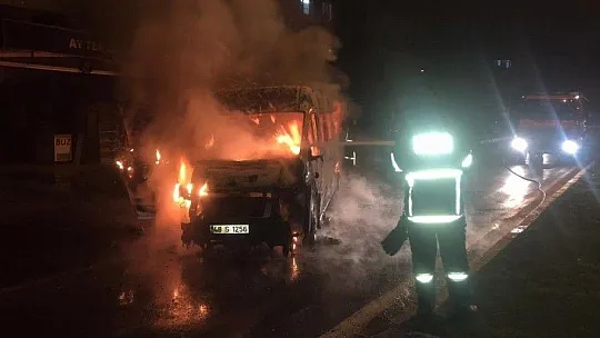 Hastane servisi alevlere teslim oldu, sağlık çalışanları son anda kurtuldu