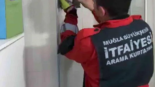 Havalandırma boşluğuna düşen kediyi itfaiye kurtardı