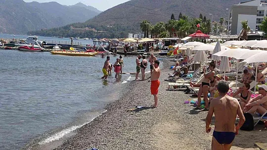 Havalar ısındı, tatilciler denizde serinledi