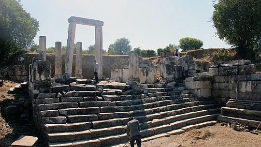 Hekate kutsal alanında sütunlar ortaya çıkıyor
