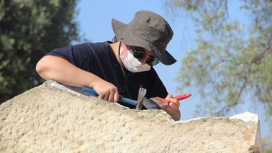 Hekate kutsal alanında sütunlar ortaya çıkıyor