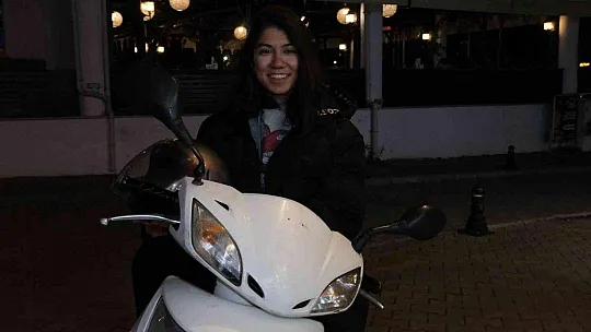 Hem okuyor, hem de kuryelik yapıp ailesine destek oluyor