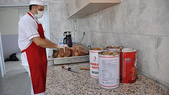 Her gün yaklaşık 4 bin kişilik yemek üretiyorlar