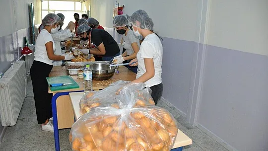 Her gün yaklaşık 4 bin kişilik yemek üretiyorlar