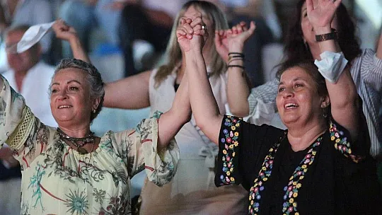 Her notanın bir fidan olması için sahneye çıktılar