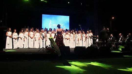 Her notanın bir fidan olması için sahneye çıktılar